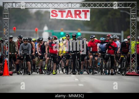 Wettbewerber Line up an den Start vor dem 2018 Marine Corps Studien radfahren Wettbewerb auf der Marine Corps Base Camp Lejeune, N.C., 18. März 2018. Das Marine Corps Studien fördert die Genesung und Rehabilitation durch adaptive sport Teilnahme und entwickelt die Kameradschaft unter Wiederherstellung-Mitglieder (RSMs) und Veteranen. Es ist eine Gelegenheit für RSMs ihre Leistungen zu zeigen und dient als primärer Schauplatz Marine Corps die Teilnehmer für das DoD Krieger Spiele zu wählen. Stockfoto