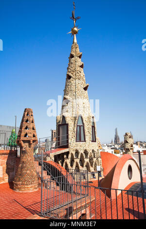 Das Mosaik Schornsteine auf dem Dach des Palau Güell, einem Der earlest Gaudis Meisterwerke, letzten 25 Jahren restauriert beendete 2011, Barcelona, Spanien Stockfoto