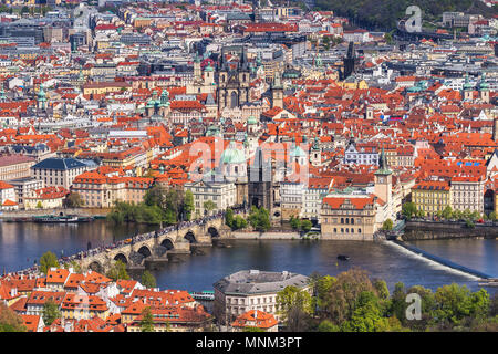 Blick von der Karlsbrücke zu Smetana Museum auf dem rechten Ufer des Flusses Moldau in der Altstadt von Prag. Es ist dem Leben und Werk Stockfoto