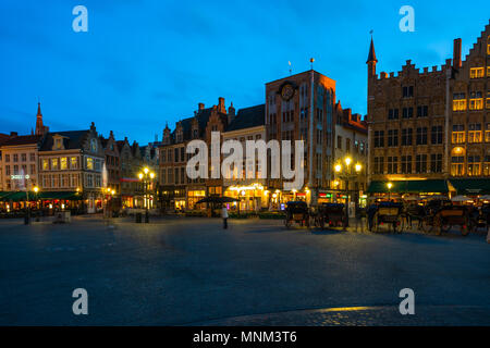 Brügge, Belgien - 23 April, 2018: Der Markt von Brügge im Herzen der Stadt ist ein beliebter Ort für Touristen. Stockfoto