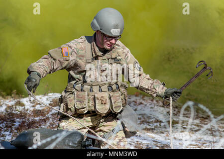 Grafenwöhr, Deutschland - Pfc. Peyton Dunseth, combat Medic, 173Rd Infantry Brigade Combat Team, fließt durch einen Hindernisparcours Prüfung seiner Krieger Fähigkeiten während der US-Armee Europa 2018 Frühling Experte Bereich Medizinische Abzeichen Veranstaltung März 19, 2018. Stockfoto