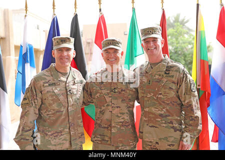 Generalmajor Pat White, Kommandierender General der 1. Gepanzerten Division und Fort Bliss, Texas (links), Generalleutnant Paul E. Funk II, Kommandierender General der Combined Joint Task Force - inhärenten Lösen (Mitte) und Generalmajor Walter Piatt, eingehende Kommandierender General des kombinierten Kräfte Land Component Command -- Vorgang inhärenten Lösen und 10 Mountain Division und Fort Drum, New York, posiert für ein Foto nach der Übertragung der Autorität Zeremonie in Bagdad, Irak, 19. März 2018. 10 MTN übernahm das Kommando der CJFLCC - OIR, eine Koalition von 23 regionalen und internationalen Nationen, die gemeinsam beigetreten sind Stockfoto