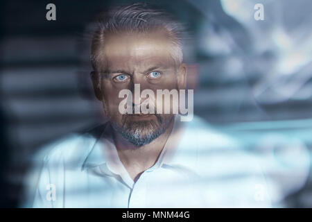 In der Nähe unscharf - bis einer unruhigen Nahen - alter Mann Gesicht mit weit geöffneten Augen. Depression und psychische Erkrankungen. Stockfoto