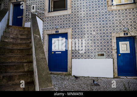 Fliesen- Fassade und blauen Türen in Lissabon, Portugal. Stockfoto