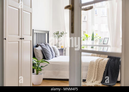 Hölzerne Bett im Schlafzimmer in der Leuchtturm Phare des Baleines auf