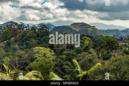 Auf den ersten Blick von Doi Lanka Noi (1756 m) in Khun Chae Nationalpark (อุทยานแห่งชาติขุนแจ) im Norden von Thailand Stockfoto