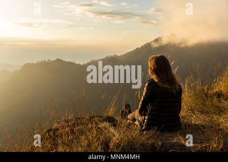 Ein trekker Geschmacken der Blick während der Goldenen Stunde auf Doi Lanka Noi (1756 m) in Khun Chae Nationalpark (อุทยานแห่งชาติขุนแจ) im Norden von Thailand Stockfoto