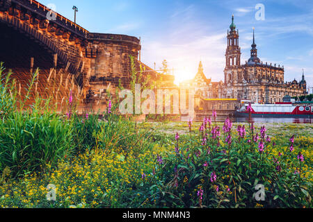 Augustusbrücke (Augustusbrucke) und die Kathedrale der Heiligen Dreifaltigkeit (Hofkirche) über die Elbe in Dresden, Deutschland, Sachsen. Stockfoto