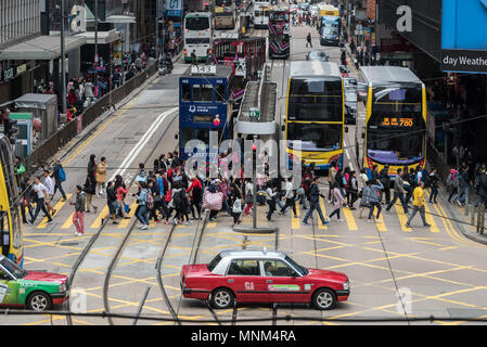 HONG KONG, Hong Kong SAR, China. 24. Februar 2018. Die Straßenbahnen und Taxis von Zentral Hong Kong. Kreuzung von Pedder Street und Des Voeux Road Central. Stockfoto