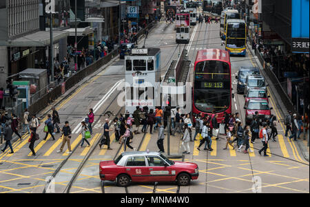 HONG KONG, Hong Kong SAR, China. 24. Februar 2018. Die Straßenbahnen und Taxis von Zentral Hong Kong. Kreuzung von Pedder Street und Des Voeux Road Central. Stockfoto