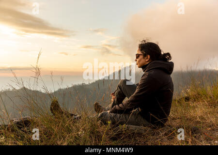 Ein trekker Geschmacken der Blick während der Goldenen Stunde auf Doi Lanka Noi (1756 m) in Khun Chae Nationalpark (อุทยานแห่งชาติขุนแจ) im Norden von Thailand Stockfoto