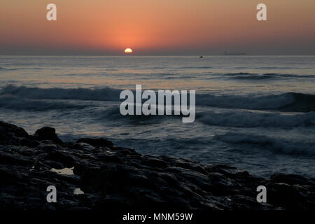 Durban, KwaZulu-Natal, Südafrika, Sunrise, Indischer Ozean, brechen Walzen Krachen gegen die felsigen Ufer, Umhlanga Rocks Beach, Landschaft, Stimmung Stockfoto