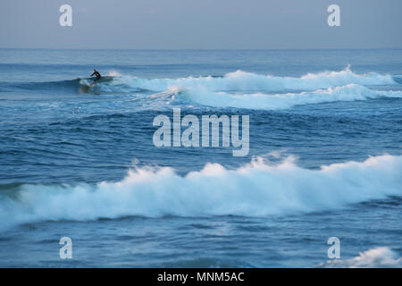 Durban, KwaZulu-Natal, Südafrika, alleinstehenden Mann, Wave, Stand Up Paddle Board, am frühen Morgen, Umhlanga Rocks Beach, Landschaft, SUP Stockfoto