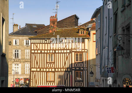 Fachwerkhäuser (maison en Pans de bois) in der Altstadt von Limoges, Limusine, Frankreich. Stockfoto