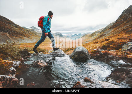 Man solo unterwegs Backpacker wandern in den skandinavischen Bergen Aktiv gesund Lifestyle Abenteuer Reise Urlaub Stockfoto