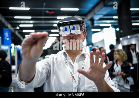 Mailand, Italien - 17. Mai 2018: ein Mann mit einem VR Virtual Reality Headset gestikuliert während der Technologie Hub 2018. Stockfoto
