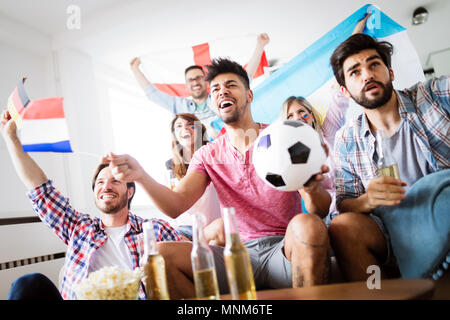 Freunde, Fußball Spiel zu Hause Stockfoto