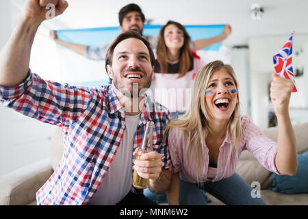 Freunde, Fußball Spiel zu Hause Stockfoto