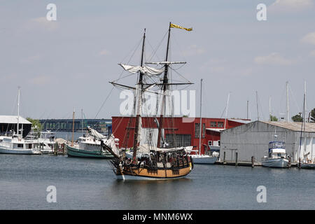 Replik der Schoner SULTANA - von 1768 bis 1772 Das britische Schiff SULTANA war ein ENFORCER der verhassten Townsend Handlungen oder "Tee Steuern." Stockfoto