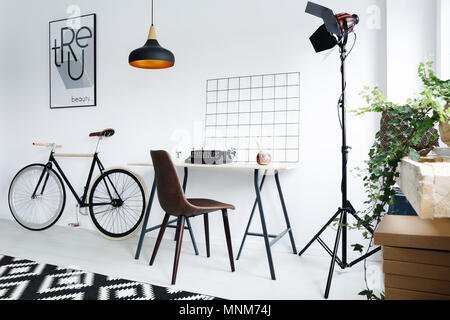 Moderne home Arbeitsbereich mit Lampe, Stuhl, Schreibtisch, Fahrrad Stockfoto