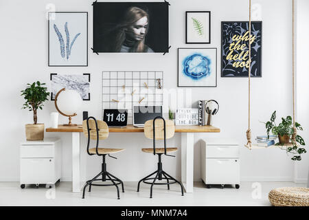 Trendy home office in nach skandinavischer Stil Stockfoto