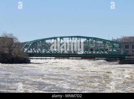 Chaudiere Falls Bridge bei EB Eddy Werk in Hull, Quebec Stockfoto