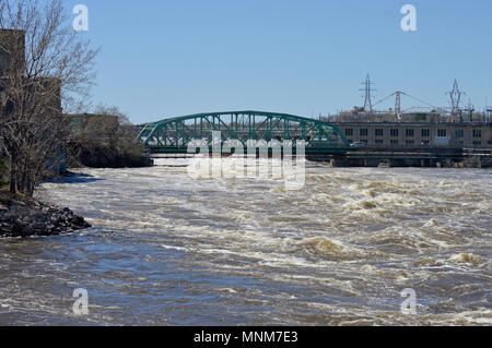 Brücke über den Ottawa River bei Chaudiere fällt in der Nähe von EB Eddy Kraftwerk Stockfoto