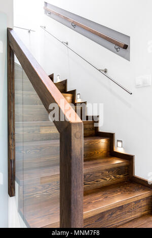 Schuss eine breite Holztreppe in einem modernen Haus Stockfoto