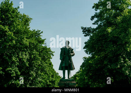 Berlin, Deutschland, 14. Mai 2018: Die Statue von Albrecht Prinz von Preußen gegenüber dem Schloss Charlottenburg Stockfoto