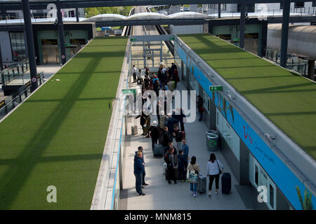 Flughafen Gatwick, Sussex, England. North Terminal. Shuttle Anreise. Stockfoto