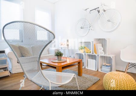 Das gemütliche Studio mit Studenten, modernes, stilvolles Dekor. Fancy Sessel und Couchtisch aus Holz im Wohnzimmer Stockfoto