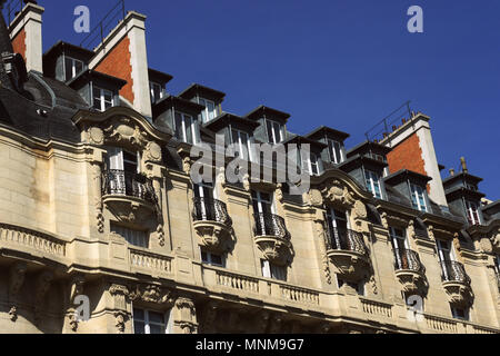 PARIS FRANKREICH - PARIS FENSTER UND FASSADEN - Pariser Gebäude und Balkone - typische Pariser Gebäude - PARISER WOHNUNGEN © Frédéric BEAUMONT Stockfoto