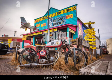 Altes Motorrad links an einem Souvenirshop auf der Route 66 in Arizona abgebrochen Stockfoto