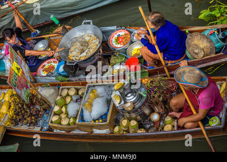 Lokale Verkäufer in einem schwimmenden Markt in Thailand Stockfoto