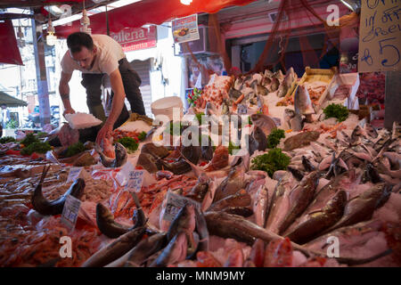 Ein Mann verkauft frisches Fisch am Ballaro Markt in Palermo, Sizilien am 24. April 2018. Ballaro ist traditioneller Markt, wo Sie regionale agricultu finden Stockfoto