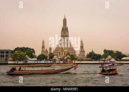 Boote und Touristen in Bangkok Wat Arun Stockfoto