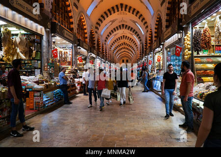 Istanbul, Türkei - 17. Mai 2018: Die berühmten Gewürzmarkt in Istanbul mit Shopping Touristen und Geschäftsleute. Arabische Touristen einkaufen. Stockfoto