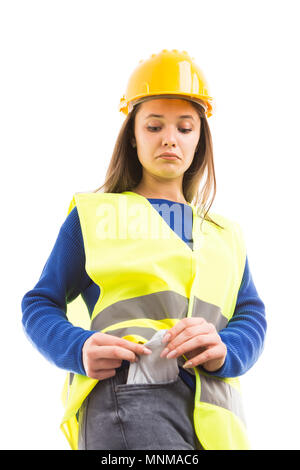 Junge brach weibliche Ingenieur oder Architekt ziehen leeren Tasche als finanzielle Bankrott problem Konzept auf weißem Hintergrund Stockfoto