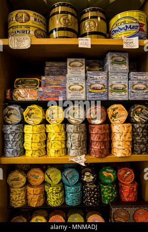 Dosen Fisch Produkte für den Verkauf in einem Laden in Lissabon, Portugal. Stockfoto