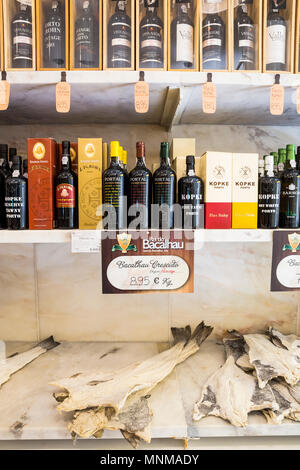 Hafen und Stockfisch zum Verkauf in einem Laden in Lissabon, Portugal. Stockfoto