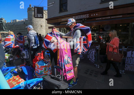 Windsor Berkshire, Großbritannien. 17. Mai 2018. Ein Anbieter verkaufen Souvenirs Royal Windsor Zahnräder für die Hochzeit des Jahres als Tausende von Menschen und wellwishers vorbereiten zu besuchen und das Zeugnis der königlichen Hochzeit zwischen Prinz Harry und Meghan Markle am 19. Mai Credit: Amer ghazzal/Alamy leben Nachrichten Stockfoto