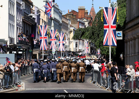 Windsor, Berkshire, Großbritannien. 17. Mai 2018. Die bewaffneten Kräfte machen sich auf den Weg zum Schloss Windsor als Zubereitungen in Windsor weiterhin als Probe für die königliche Hochzeit zwischen SKH Prinz Harry (Wales) und Meghan Markle. Royal Wedding Rehearsal, Windsor, Berkshire, am 17. Mai 2018. Credit: Paul Marriott/Alamy leben Nachrichten Stockfoto