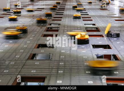 Peking, der chinesischen Provinz Zhejiang. 3. Mai, 2017. Automated Guided Roboter sortieren Waren an sto Express in Wuhan, Osten Chinas Provinz Zhejiang, 3. Mai 2017. Credit: Zhang Cheng/Xinhua/Alamy leben Nachrichten Stockfoto