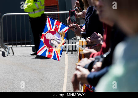 Windsor, Berkshire, Großbritannien. 17. Mai 2018. WINDSOR, UK - 17. MAI 2018: Union Jack Flagge mit Preis Harry und Meghan Markle auf in Vorbereitung für die roayl Hochzeit Credit: Tinte Drop/Alamy leben Nachrichten Stockfoto