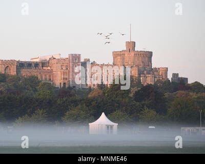 Windsor, Großbritannien. 18. Mai 2018. Schloss Windsor durch den morgennebel am Vorabend von Prinz Harry's Hochzeit Meghan Markle Freitag, 18. Mai 2018 heute. Bild Jeremy Selwyn Credit: Evening Standard Stockfoto