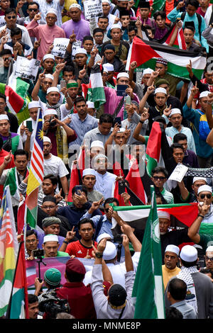 Kuala Lumpur, Malaysia. 18. Mai 2018. Mehr als hundert malaysischen Muslime protestieren gegen den Missbrauch der Palästinenser im Gazastreifen und die Proteste gegen die Übertragung der US-Botschaft nach Jerusalem an vor der US-Botschaft in Malaysia am 18. Mai 2018, in Kuala Lumpur, Malaysia. Quelle: Chris Jung/Alamy leben Nachrichten Stockfoto