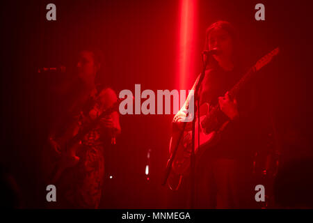 Brighton, UK. 17 Mai, 2018. Die South London indie Band Ziege Mädchen spielen zu einem verpackten schwach beleuchtet die Arch Veranstaltungsort auf Brighton Seafront am ersten Tag der Great Escape Festival 2018 Credit: Scott Hortop Reisen/Alamy leben Nachrichten Stockfoto