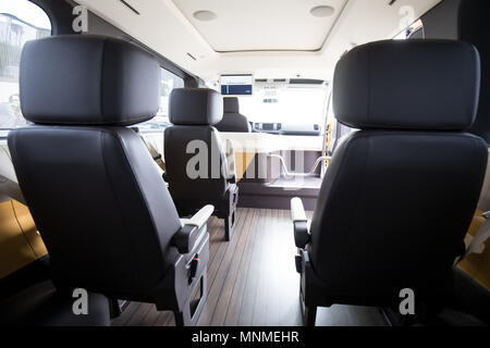 17. Mai 2018, Deutschland, Hamburg: Die Innenansicht des elektrischen Sammeltaxi von Volkswagen Tochtergesellschaft MOIA an der neuen Mobilität Tag in der Hamburger HafenCity. Die elektrische Minibus kann für den nächsten Haltepunkt über ein Smartphone App gesendet werden. Nach einer Testphase, die Stadt Hamburg ist die Planung auf rund 500 dieser Fahrzeuge ab Januar 2019 verwenden. Foto: Christian Charisius/dpa Stockfoto