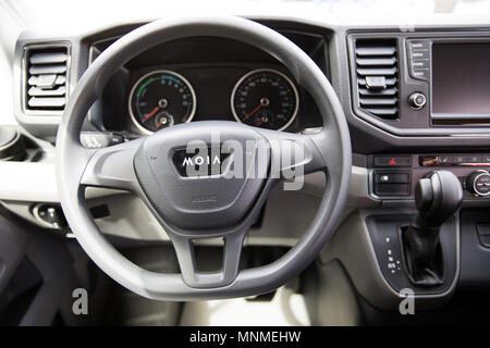 17. Mai 2018, Deutschland, Hamburg: Die Innenansicht des elektrischen Sammeltaxi von Volkswagen Tochtergesellschaft MOIA an der neuen Mobilität Tag in der Hamburger HafenCity. Die elektrische Minibus kann für den nächsten Haltepunkt über ein Smartphone App gesendet werden. Nach einer Testphase, die Stadt Hamburg ist die Planung auf rund 500 dieser Fahrzeuge ab Januar 2019 verwenden. Foto: Christian Charisius/dpa Stockfoto