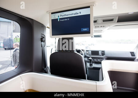 17. Mai 2018, Deutschland, Hamburg: Die Innenansicht des elektrischen Sammeltaxi von Volkswagen Tochtergesellschaft MOIA an der neuen Mobilität Tag in der Hamburger HafenCity. Die elektrische Minibus kann für den nächsten Haltepunkt über ein Smartphone App gesendet werden. Nach einer Testphase, die Stadt Hamburg ist die Planung auf rund 500 dieser Fahrzeuge ab Januar 2019 verwenden. Foto: Christian Charisius/dpa Stockfoto